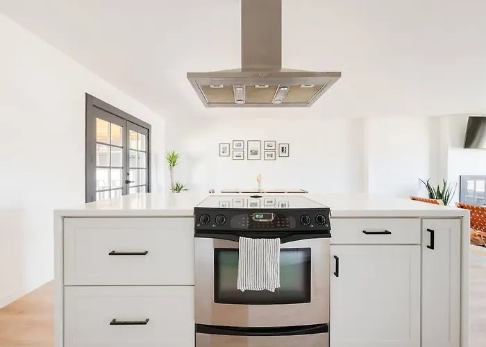 Renovated Retreat Old Town Sleeps 6 Holiday home